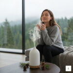 Nowoczesny dyfuzor ceramiczny PureSense ustawiony na drewnianym stoliku w jasnym salonie Ceramiczny Dyfuzor PureSense™–Rytual-Spokoju-i-Designu-