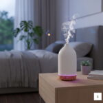 Ceramiczny dyfuzor PureSense z fioletowym podświetleniem LED na szafce nocnej w przytulnej sypialni, emitujący delikatną mgiełkę