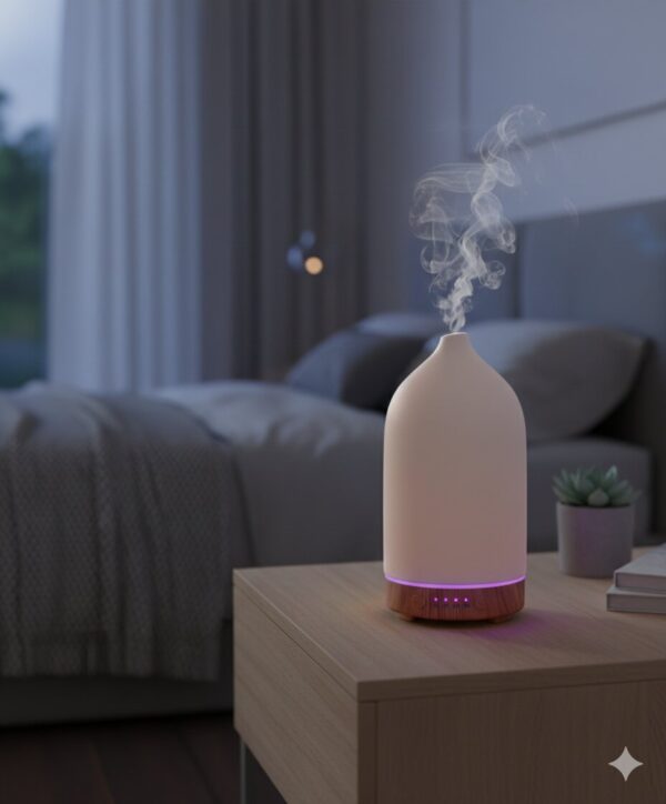 Ceramiczny dyfuzor PureSense z fioletowym podświetleniem LED na szafce nocnej w przytulnej sypialni, emitujący delikatną mgiełkę.